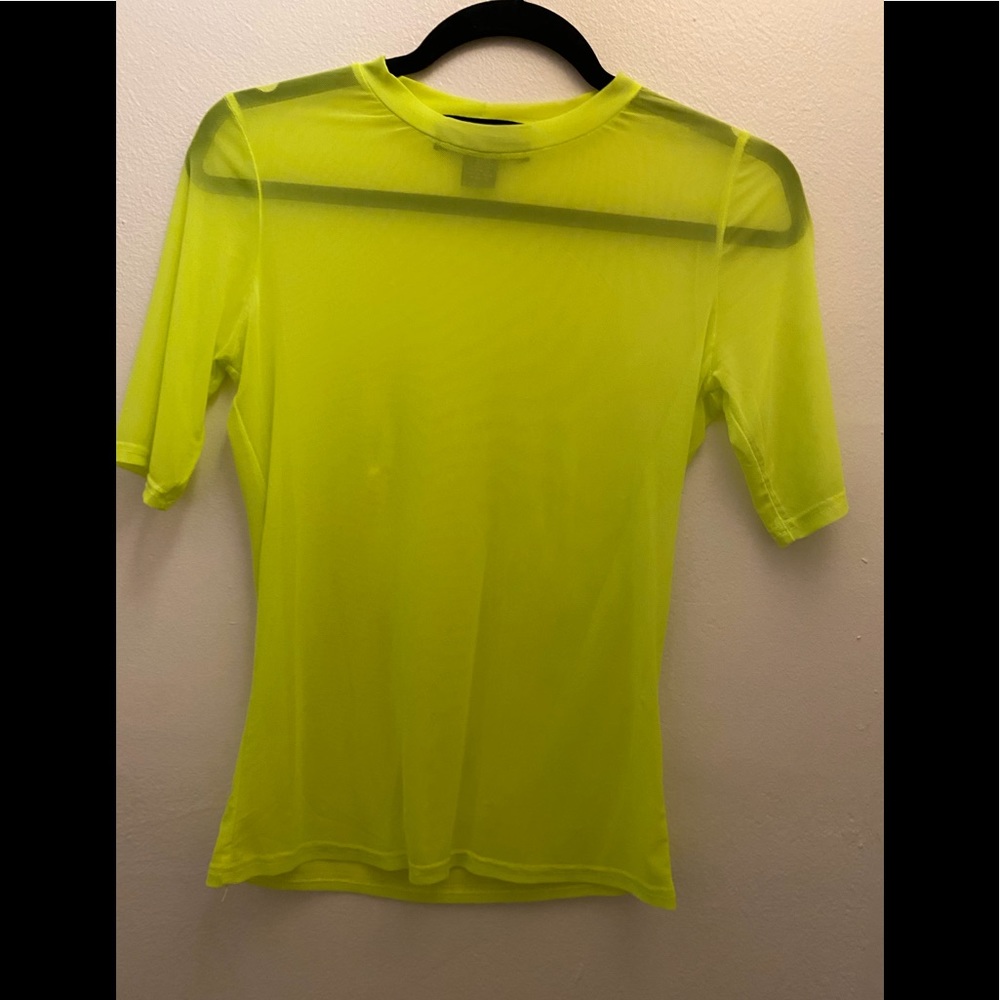 Neck mesh top.
Color: neon lime